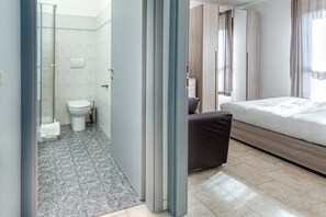 Een douche, een haardroger, een bidet, handdoeken