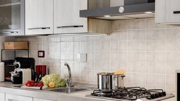 Frigorifero, microonde, forno, piano cottura