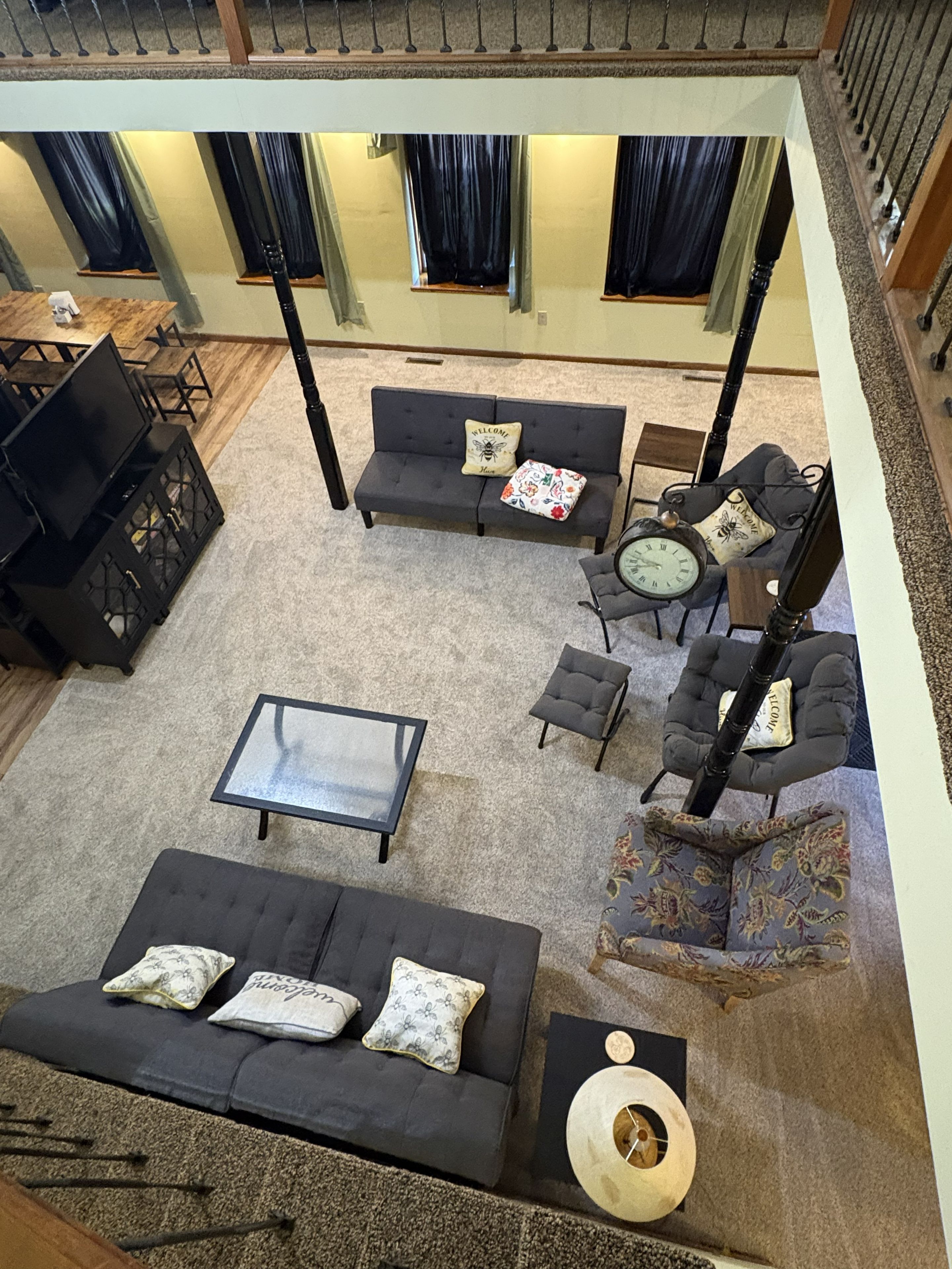 Un espacio habitable amplio con un conjunto de sofás, una mesita de centro y un mueble para televisión.