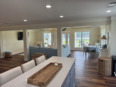 Charming 3-bedroom cottage with WiFi, AC and beautiful view our orchard and pond