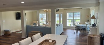 Charming 3-bedroom cottage with WiFi, AC and beautiful view our orchard and pond