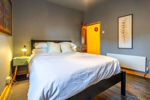 2 bedrooms, desk, iron/ironing board, free WiFi