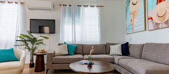 House w/Private Pool, 2 bed/1 bath/full kitchen/grill/near ferries/large yard