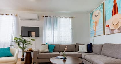 House w/Private Pool, 2 bed/1 bath/full kitchen/grill/near ferries/large yard