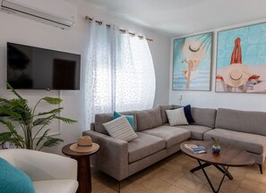 Smart TV - House w/Private Pool, 2 bed/1 bath/full kitchen/grill/near ferries/large yard (Ceiba)