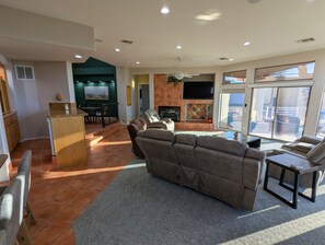 Téléviseur connecté, foyer, table de baby-foot, chaîne audio