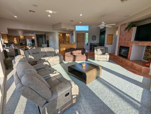 Smart-TV, Kamin, Tischfußball, Stereoanlage