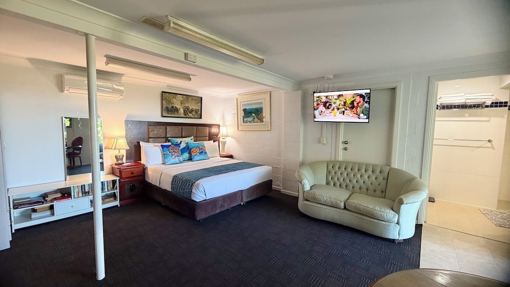 No.2 Entire Beach Side Apartment Ocean Views Too - With King Bed & Kitchenette - Moonee Beach