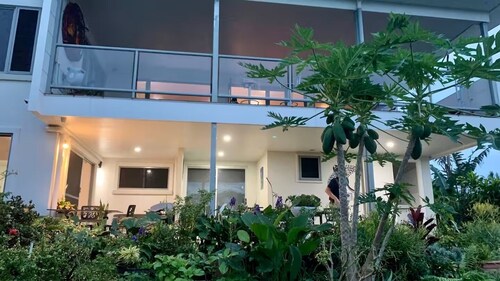 No.2 Entire Beach Side apartment Ocean views too - With King Bed & Kitchenette