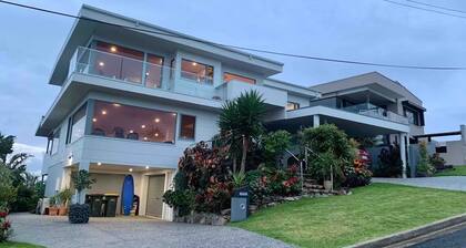 No.2 Entire Beach Side apartment Ocean views too - With King Bed & Kitchenette