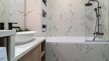 Studio tiện nghi đơn giản | Phòng tắm | Máy sấy tóc, khăn tắm, xà phòng, dầu gội