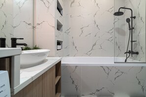 Estúdio conforto | Banheiro | Secador de cabelo, toalhas de banho, sabonete, shampoo