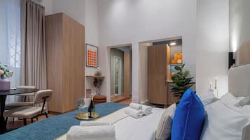 Comfort Studio, 1 Queen Bed, Kitchen | Blackout curtains, iron/ironing board, free WiFi