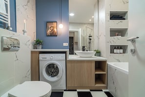 Studio Confort | Salle de bain | Séchoir à cheveux, serviettes fournies, savon, shampooing
