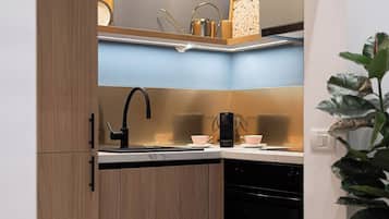 Comfort Studio, 1 Queen Bed, Kitchen | Private kitchen | Toaster, eco-friendly cleaning products