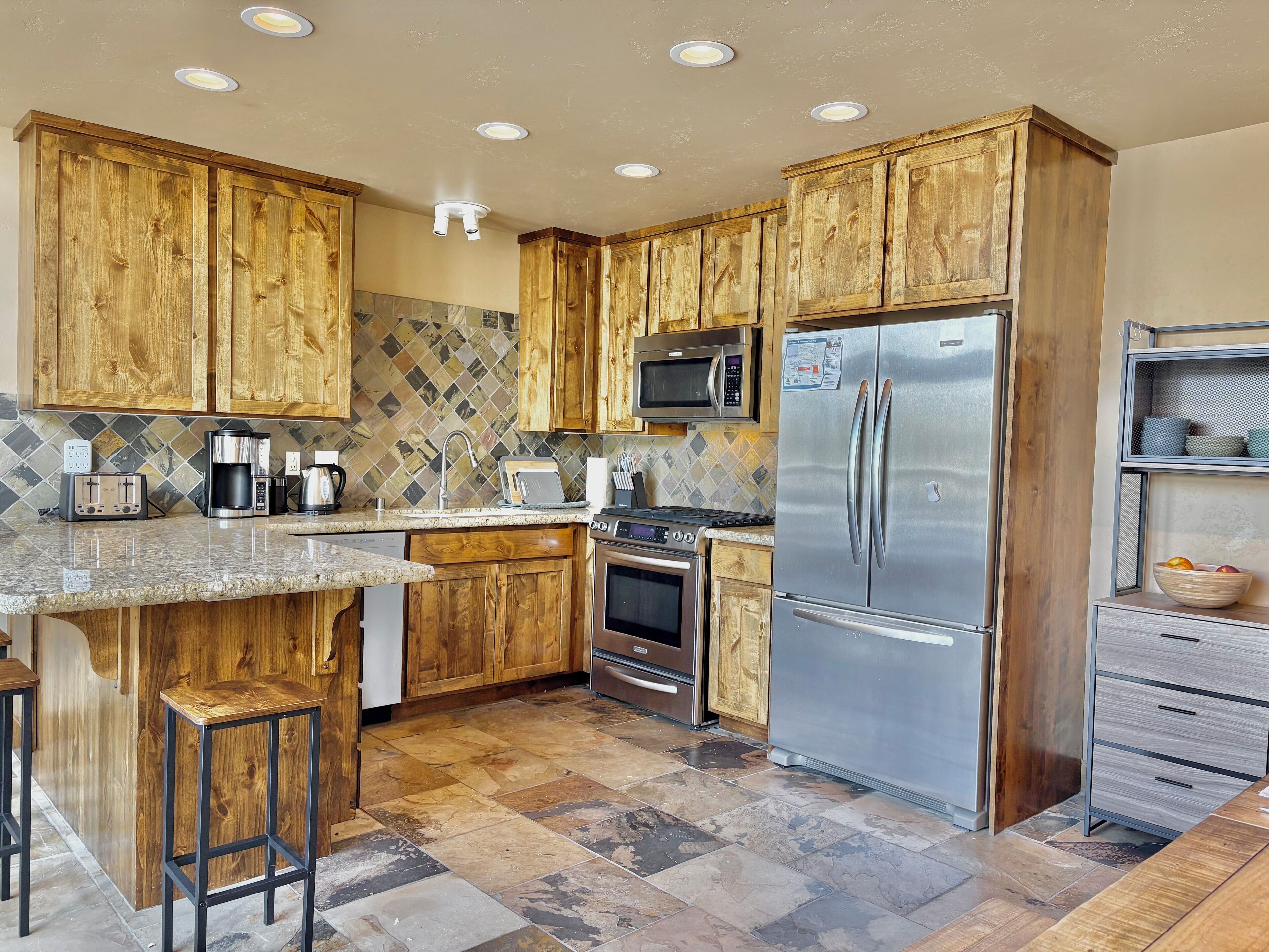 Mikroaaltouuni, uuni, liesi, astianpesukone