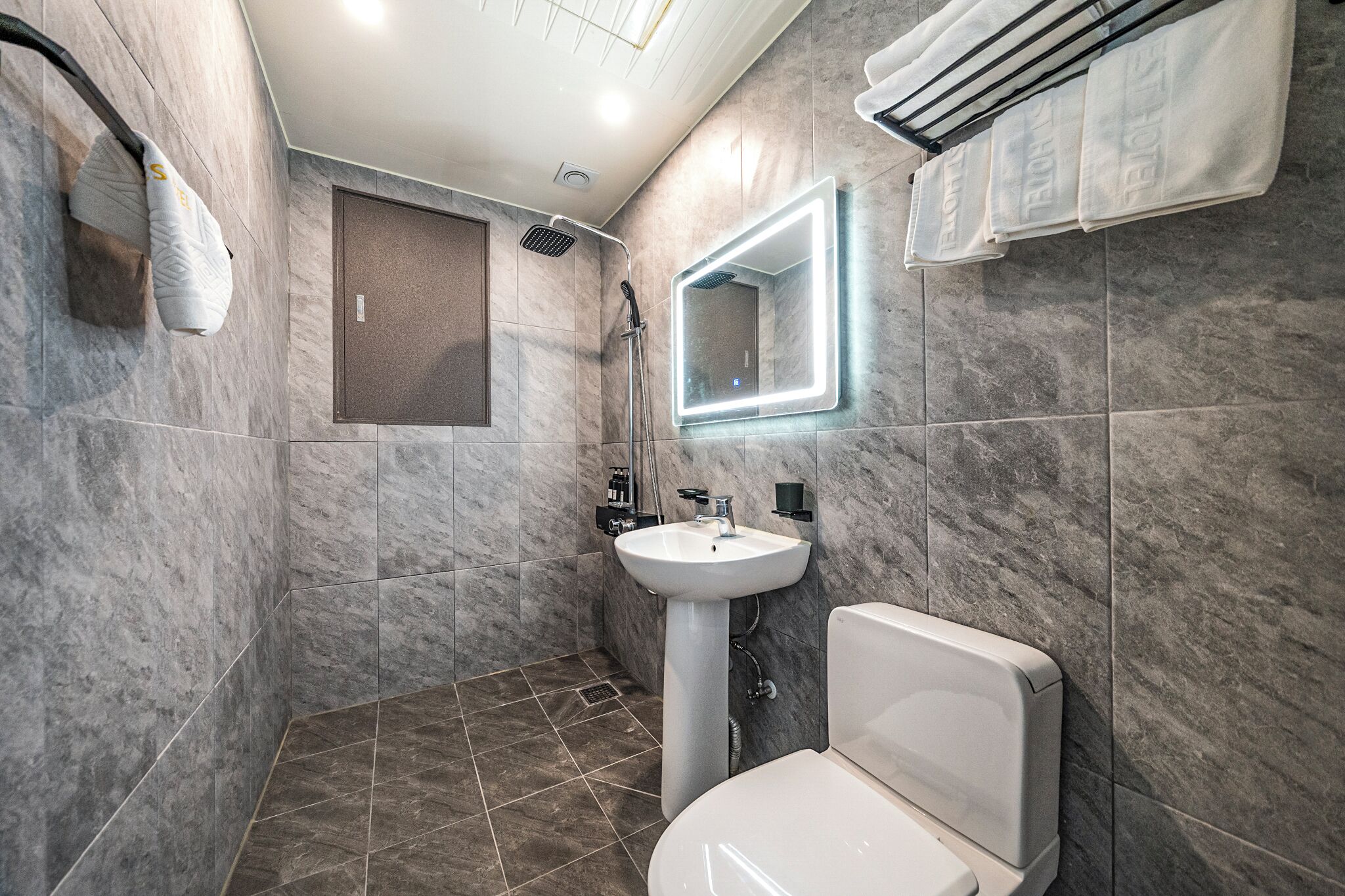 Habitación Deluxe con 2 camas individuales | Baño | Amenidades de baño gratuitas, secadora de cabello, toallas, jabón 