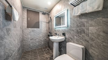 Habitación Deluxe con 2 camas individuales | Baño | Amenidades de baño gratuitas, secadora de cabello, toallas, jabón