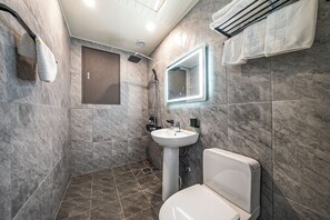 Deluxe Twin Room | Bathroom | Free toiletries, hair dryer, towels, soap - Incheon The Rest Hotel (Incheon)