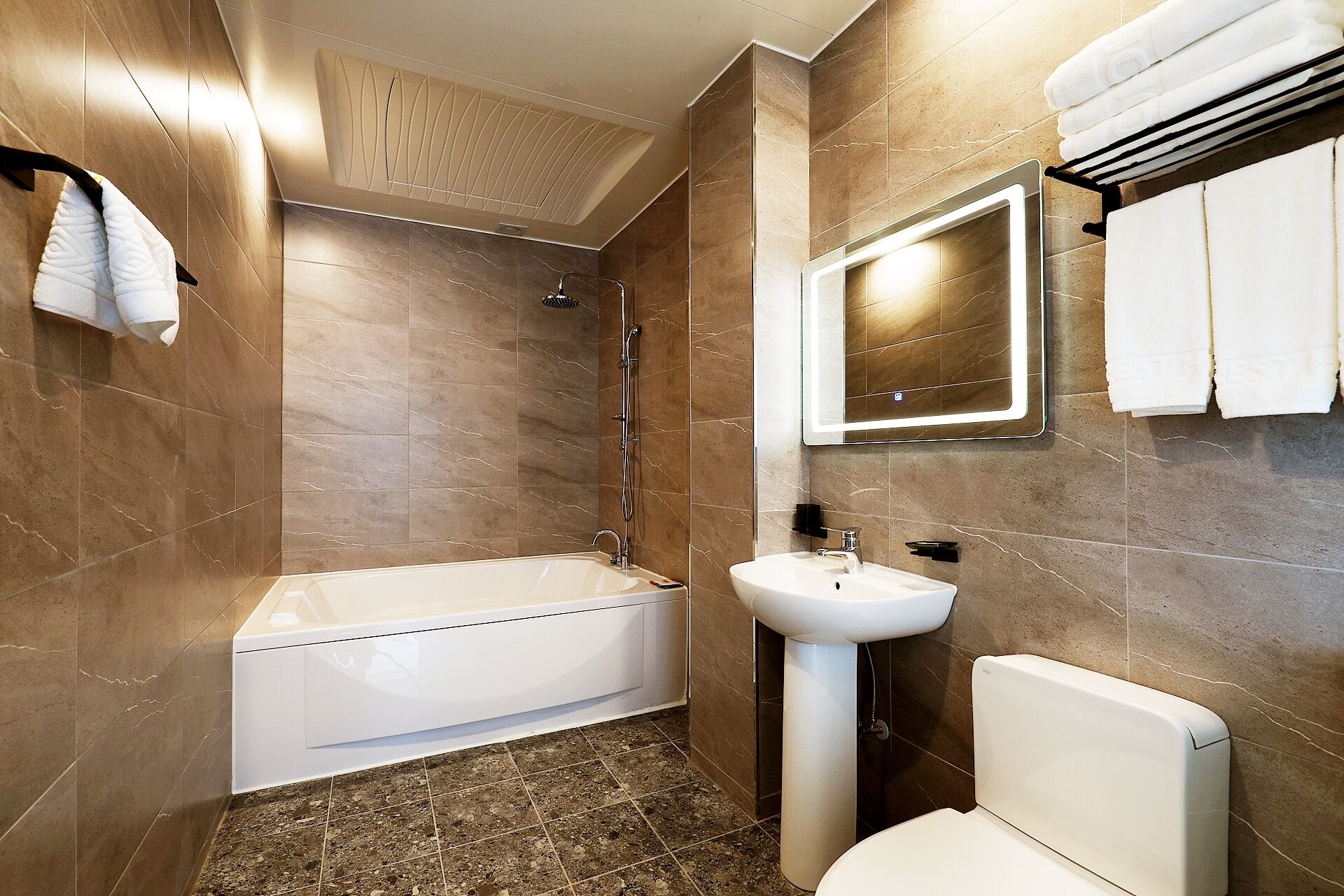 Attico Economy | Bagno | Set di cortesia gratuito, asciugacapelli, asciugamani, sapone