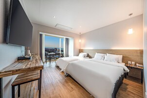 Kamar Twin Deluks | Ruang kerja ramah laptop, kedap suara, dan Wi-Fi gratis