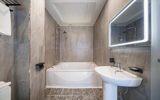 Kamar Junior | Kamar mandi | Perlengkapan mandi gratis, pengering rambut, handuk, dan sabun