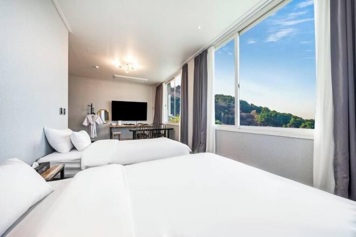 Laptop workspace, soundproofing, free WiFi