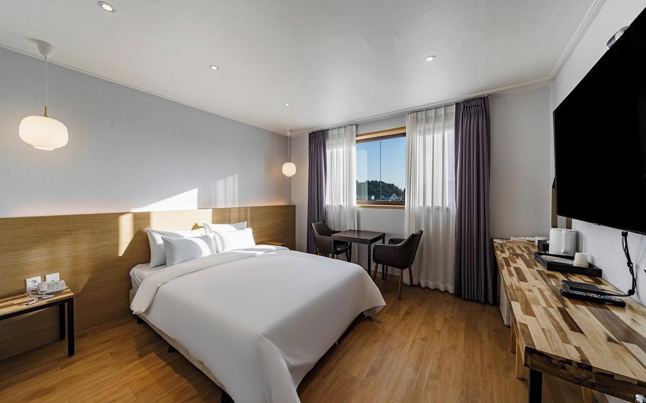 Standard Double Room | Laptop workspace, soundproofing, free WiFi