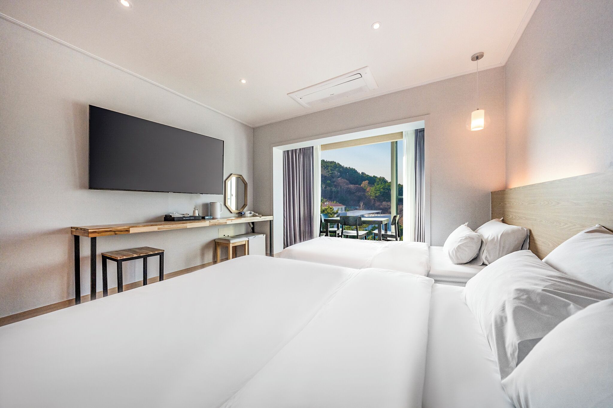 Deluxe Twin Room | Laptop workspace, soundproofing, free WiFi