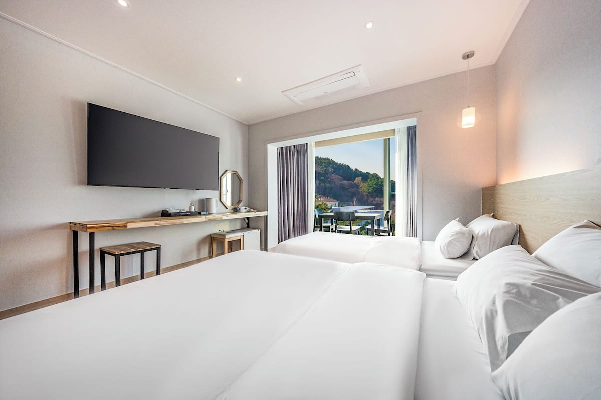 Deluxe Twin Room | Laptop workspace, soundproofing, free WiFi