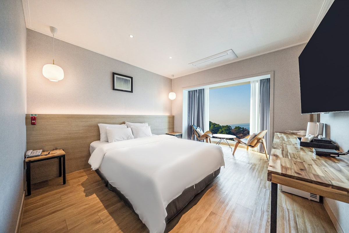 Deluxe Double Room | Laptop workspace, soundproofing, free WiFi