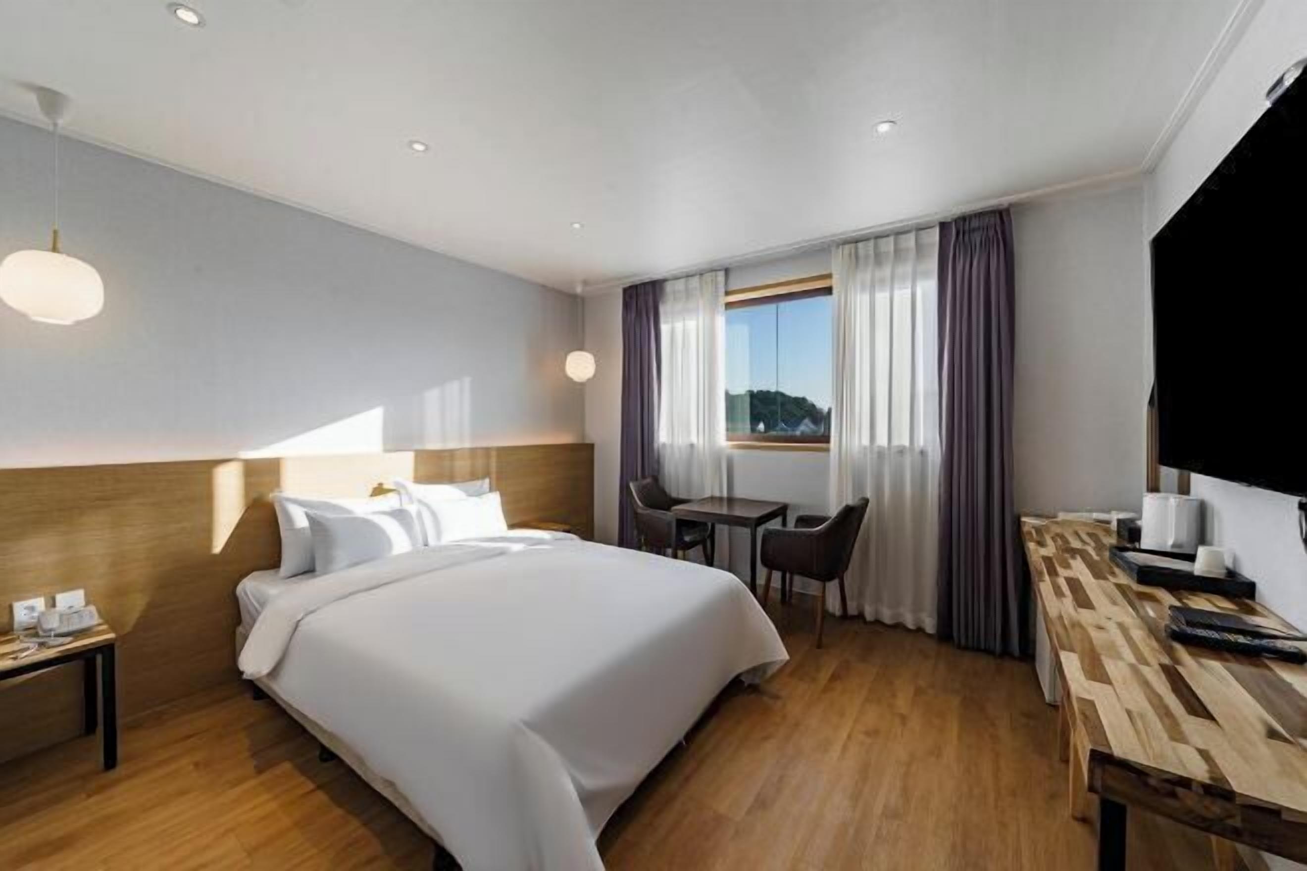 Laptop workspace, soundproofing, free WiFi