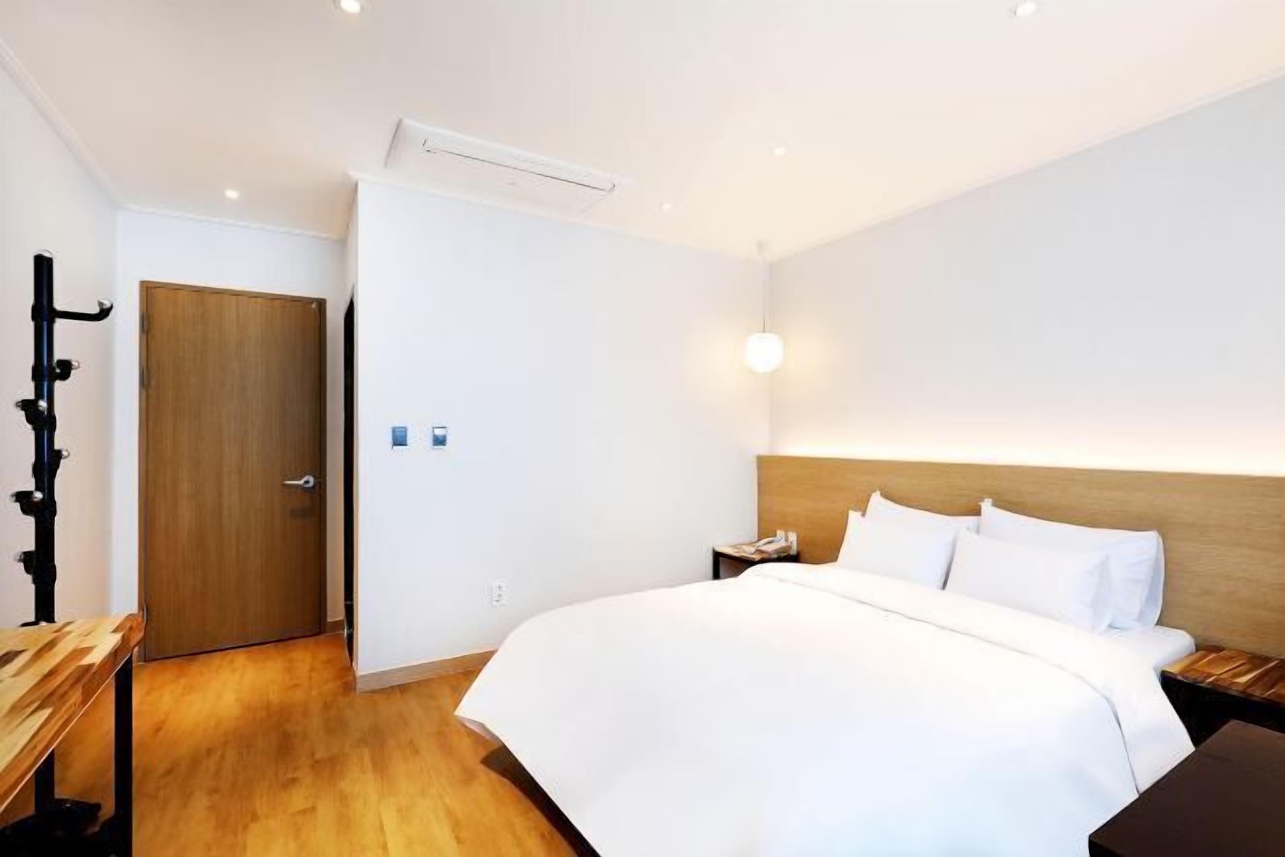 Skrivebord for bærbar PC og wi-fi (inkludert)