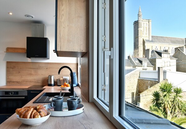 Kühlschrank, Ofen, Geschirrspüler, Wasserkocher mit Kaffee-/Teezubehör