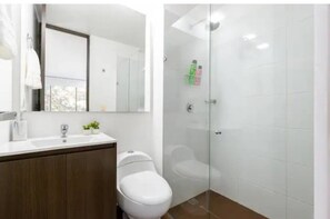 Serviettes fournies, savon, papier toilette