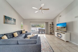 TV connectée, cheminée, écrans d'ordinateur