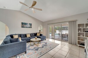 Una Smart TV, una chimenea, una pantalla de ordenador