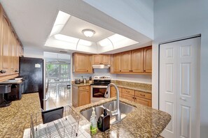 Micro-ondes, four, plaque de cuisson, lave-vaisselle