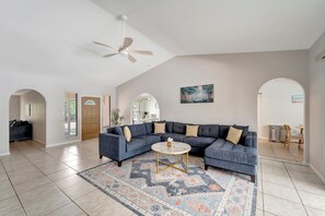 TV connectée, cheminée, écrans d'ordinateur