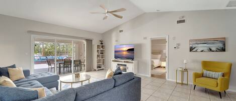 TV connectée, cheminée, écrans d'ordinateur