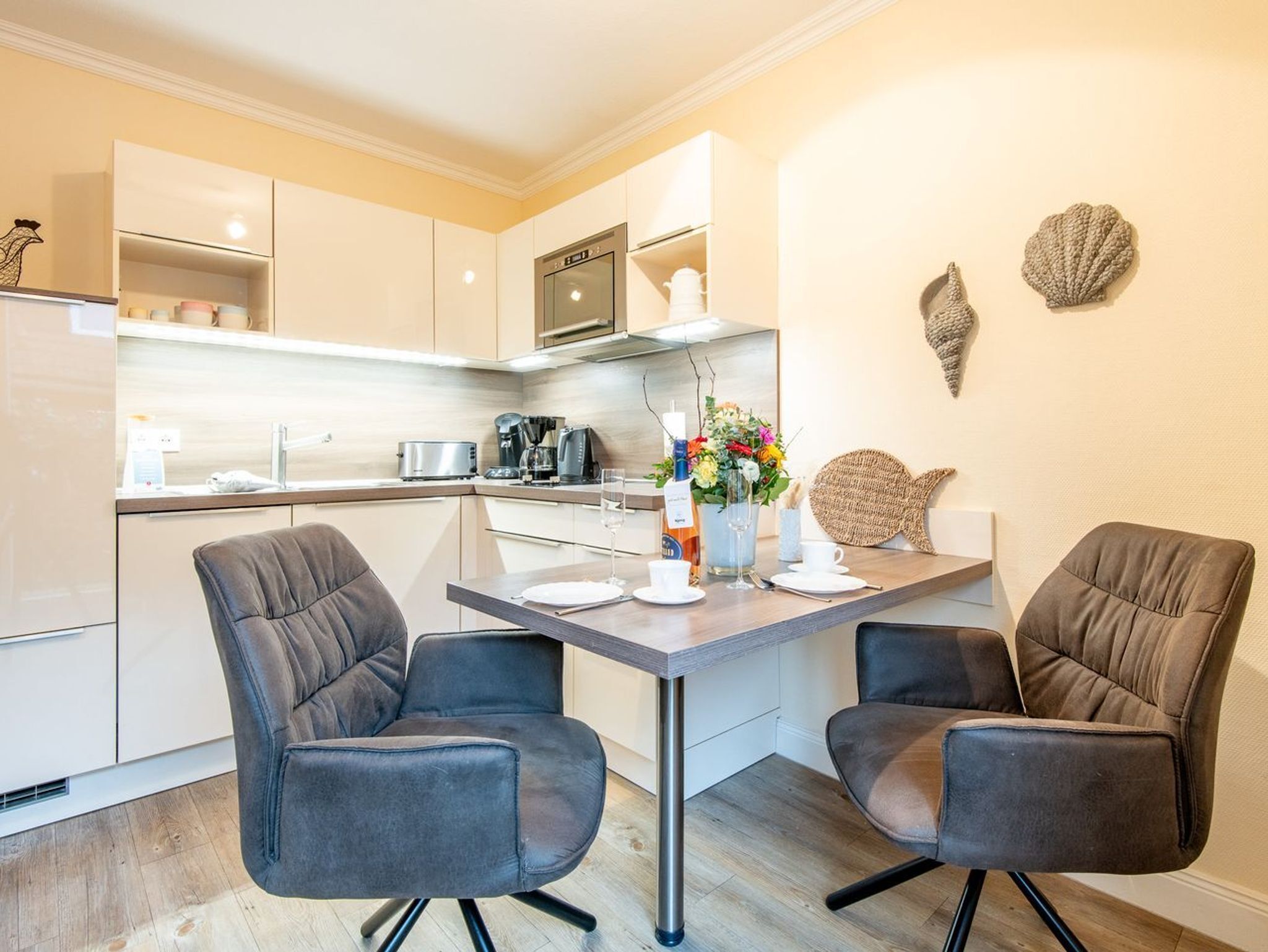 Frigorífico, microondas, placa de cocina y lavavajillas