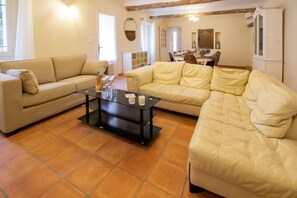 TV, lareira, pebolim, mesa de pingue-pongue