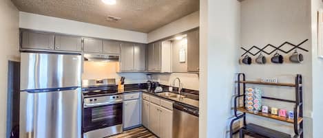 Réfrigérateur, micro-ondes, four, plaque de cuisson