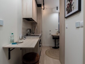 ثلاجة، فرن، موقد طهي مسطح، غسالة أطباق