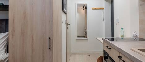 Jääkaappi, uuni, liesi, astianpesukone