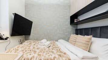 Tabla de planchar con plancha, wifi y ropa de cama