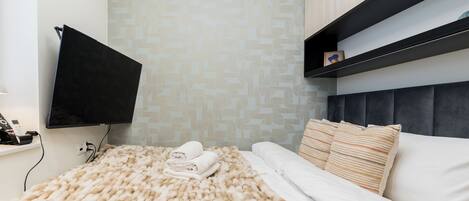 Iron/ironing board, WiFi, bed sheets