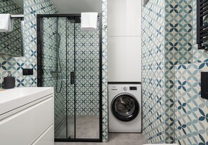 Een douche, een haardroger, handdoeken