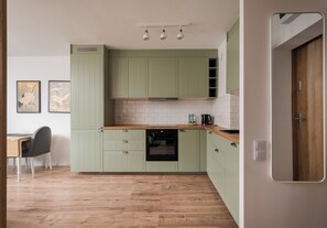 Fridge, oven, stovetop, dishwasher