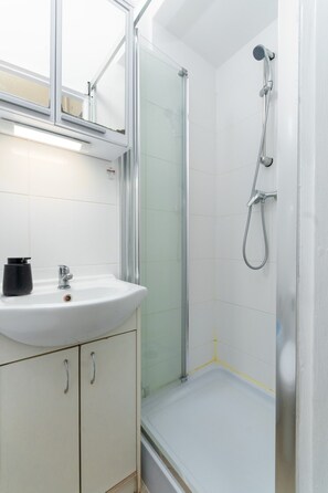 Dusche, Haartrockner, Handtücher
